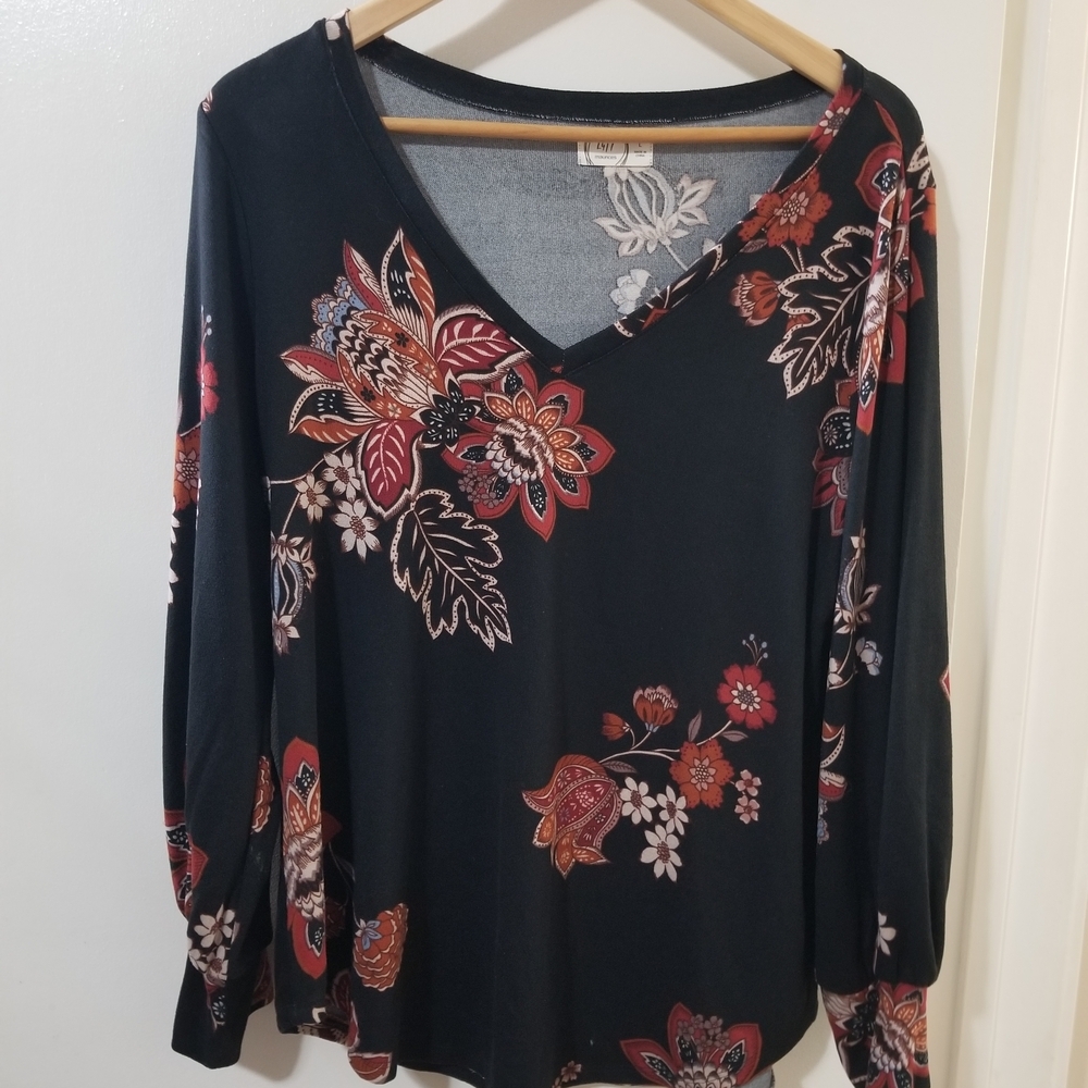 💕 3/$15 Maurices Floral Long Sleeve Stretch Top Size Large